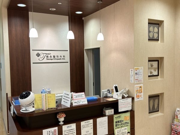 受付窓口はシンプルで機能的な配置です。電子カルテ2台で事務作業して頂いています。