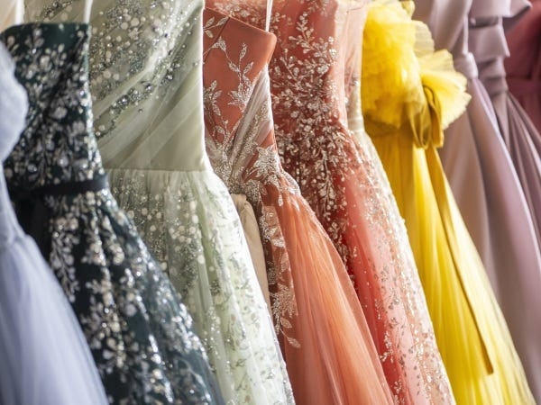店内にはドレスがたくさん。綺麗なものがお好きな方にピッタリの職場です。