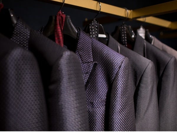 タキシード合わせも大切な業務の１つです。