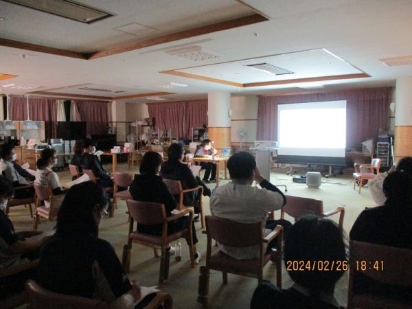 スキル向上のため研究発表を定期的に行い、優秀発表作品は施設外の大会でも発表しています。学習意欲の高い環境で最新のケアを実践しています。