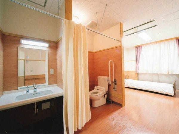療養室は個室×30室、4人室×30室。定員は入所／150名（短期入所を含む）、通所／60名（介護予防を含む）です。