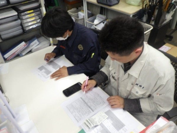 運転手の方も、事務の方々と同じフロアで一日のまとめを行います。明るく和やかな職場です。