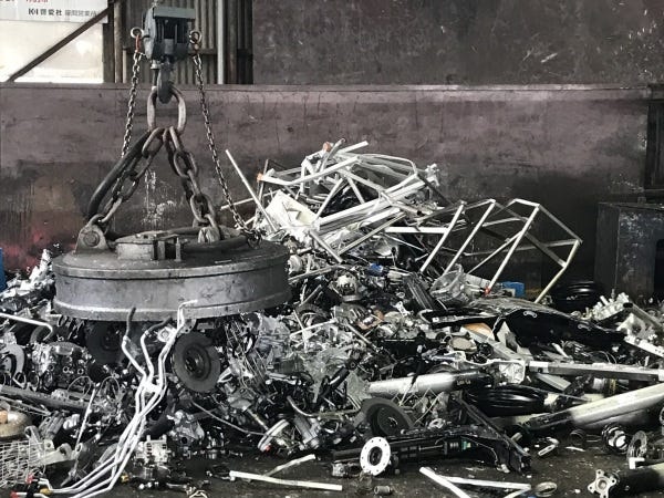 運んでいただく商材（金属スクラップ）です。この後、選別します。