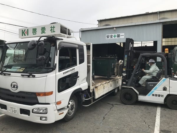 自社車両で引き取った商材をフォークリフトを使って荷下ろし。