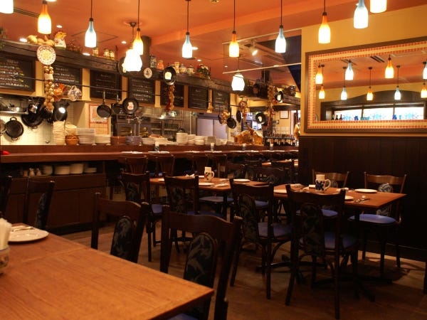 スペイン料理レストランのホールスタッフ｜未経験歓迎｜福利厚生充実