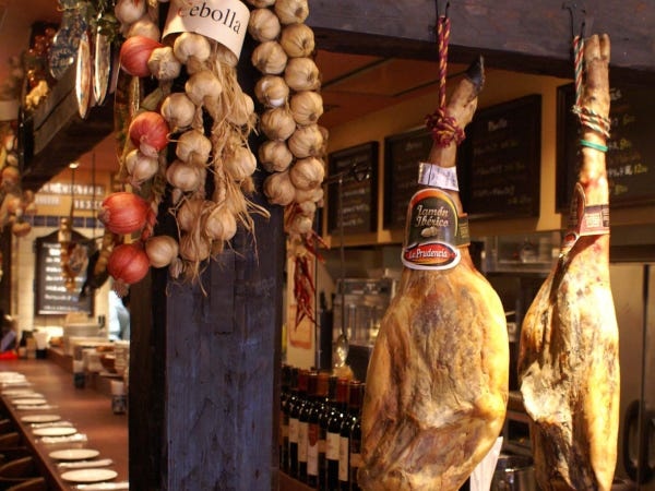 スペイン料理レストランのホールスタッフ｜未経験歓迎｜福利厚生充実