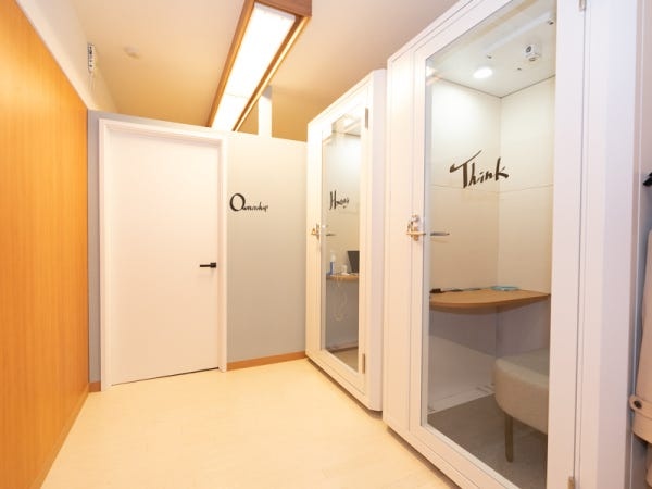 オンライン打ち合わせの際は個室ブースで集中！社内にはBGMもかかり安心して過ごしやすい空間。