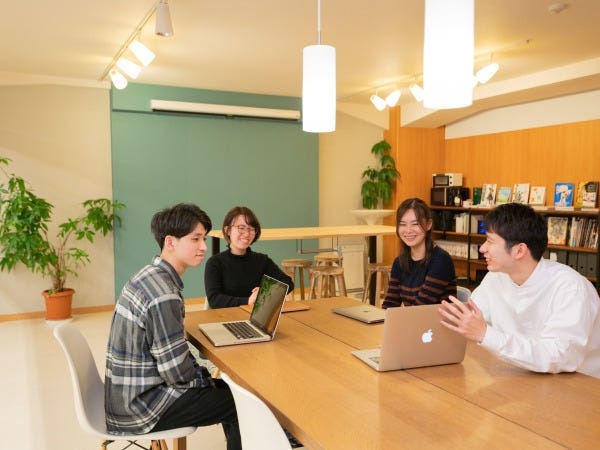 チームは4名で構成、業界未経験メンバーも多く、若手でも意思決定に関われる、フラットでスピード感ある環境です。