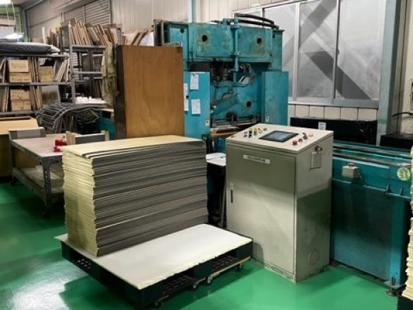 加工機械です。古い機会ですが　どなたでも操作できます。