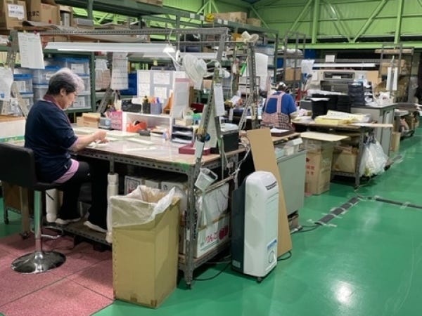 梱包しやすいように大きな机になっていて、一人ずつ備え付けの電気で明るく作業できます。