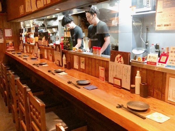 カウンターが8席、テーブル席は4名がけ4席のお客さまとの距離が近い居酒屋です。ドリンクを頂けることも♪♪