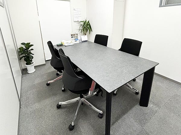 応接室です。事務所内には観葉植物がたくさんあります。