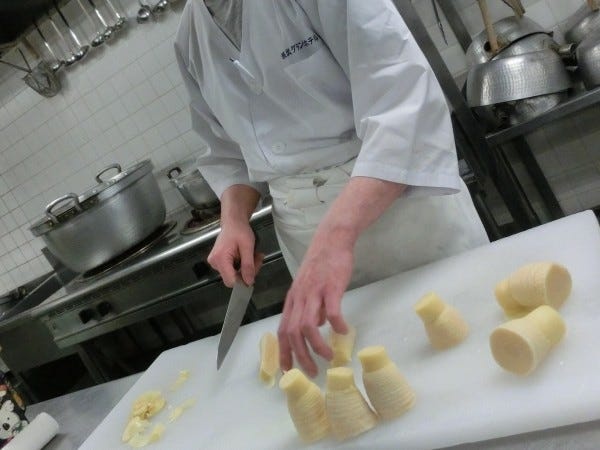 包丁で食材をカットしてもらいます。