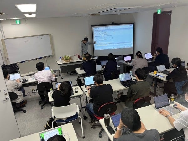 定期的に勉強会を開催しています。撮りためたビデオとSAP実機を使っていつでも学習可能。ビデオだからこそ必要な情報を時短でキャッチアップ。