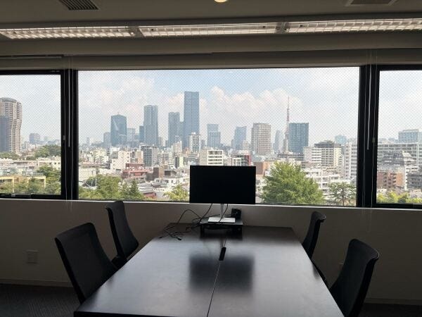 見晴らしがよい会議室からは東京タワーが見えます。窓が多く、明るいオフィスです。