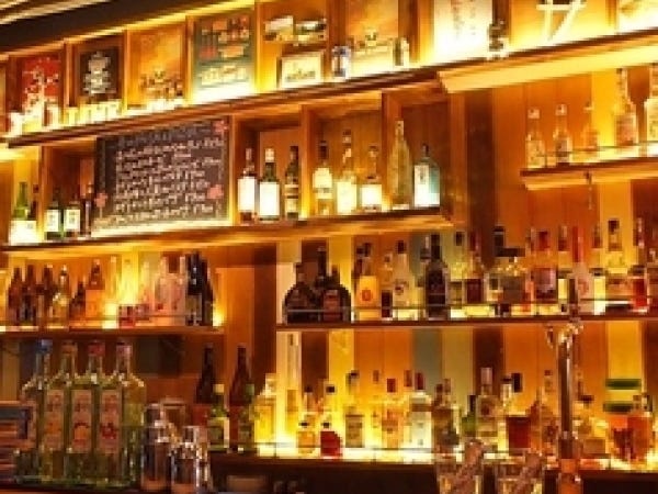 オシャレなバーカウンターでカクテル作りに挑戦☆