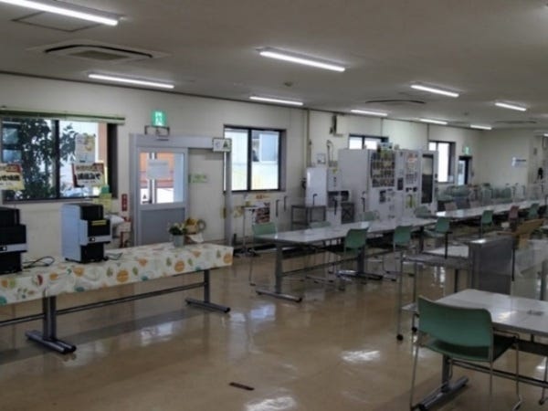 食堂あり。朝食150円、昼食200円～350円で提供。