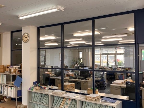 1階ワンフロアに全ての部署が配置され、設計室はガラス窓に仕切られた一角にあります。垣根なくコミュニケーションが取れるよう、MTスペース有り。