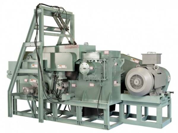 写真はおが粉製造マシンです。お任せするのは酪農に関する業務、飼料・環境整備、事務作業等多岐に渡ります。動物好きな方であれば経験は問いません。