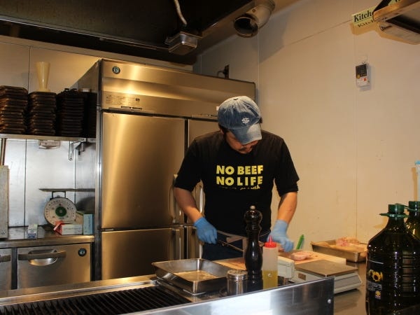 ステーキ店のキッチンスタッフ（飲食店のダブルワーク大歓迎・経験不問）