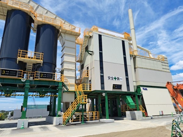 ビル5階建てほどの大きさがあるアスファルトプラントを設計・製造・組立・修理点検しているメーカーです。