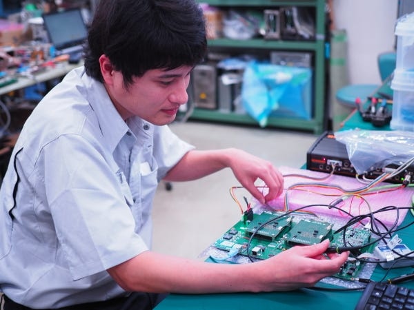 回路設計職の作業風景