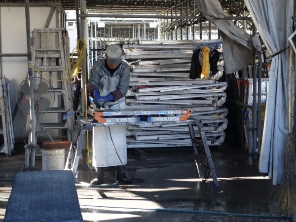 洗浄整備場です。汚れた部分を洗い、綺麗にします。２０２３年３月からは、より快適な作業場に生まれ変わりました。