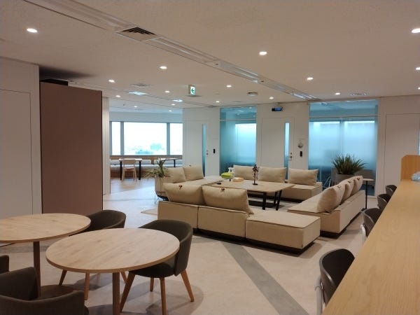 ゆったりした休憩ラウンジがあります。お昼休憩の時にご利用ください。