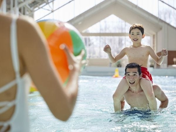 クラブメッドのお客様は海外からも多く、真冬の北海道でのインドアのプールをご用意しております！