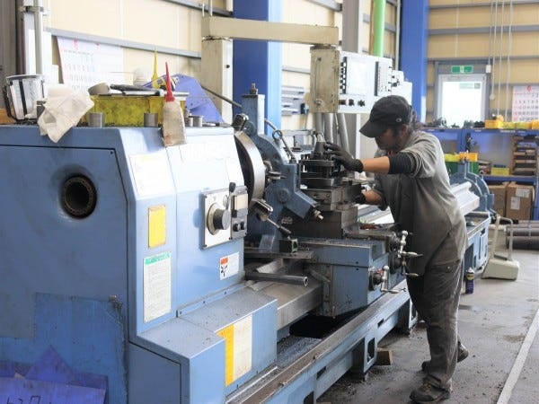 大型NC旋盤使用した切削加工の様子