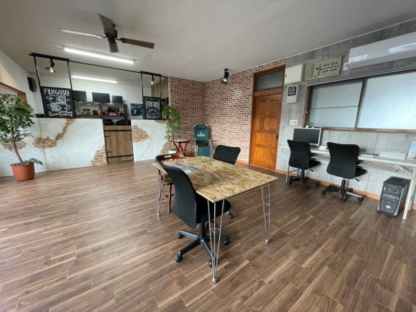 スタジオ兼用の広々としたオフィスです。