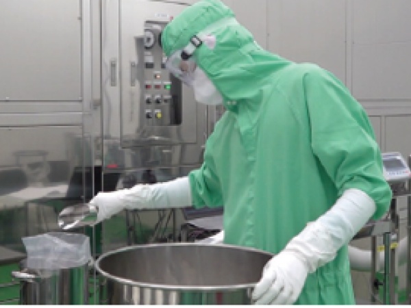 清浄なクリーンルームでお薬を作る作業となります。専用の作業着で丁寧にお薬を作ります。