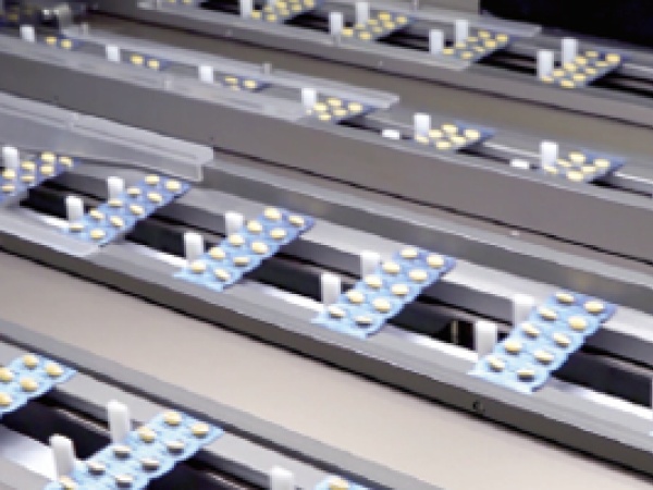 錠剤はプラスチックフィルムの容器に詰め、この後、紙の箱に包装していきます