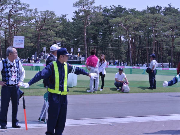 不特定多数の人が集中し混雑するイベントでは、歩行者や車両を誘導し接触事故などイベント当日に起こりうるトラブルの発生を未然に防ぎます。