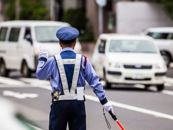 建築・土木工事等において現場への搬入搬出時において歩行者の安全確保を行なうと共に車両誘導業務も行ない、工事終了まで安心してサポートします。