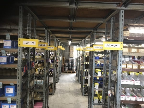 手のひらサイズの小さな部品から、バッテリー・タイヤなどの大きな部品まで取り扱っています。