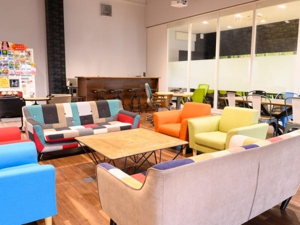 飲み放題の自販機もある社内休憩スペースです！