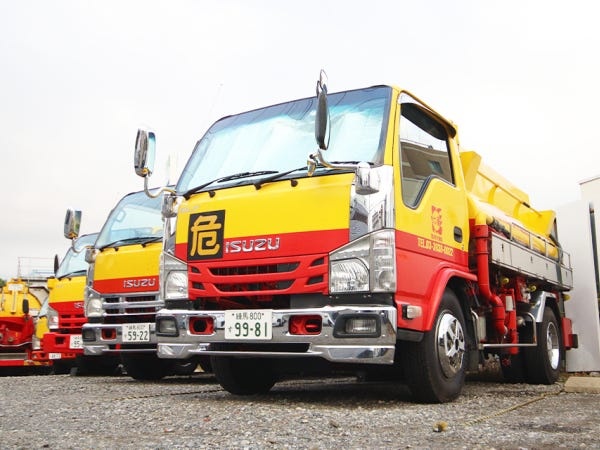 弊社の作業車両です！弊社社員も廃油や汚泥を回収して工場に降ろします！