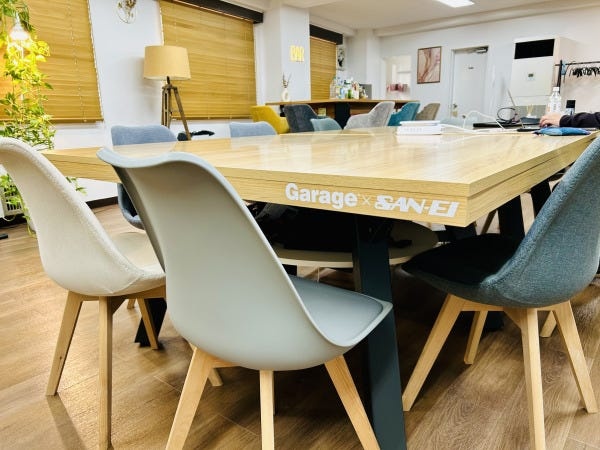 卓球台にもなる会議テーブルです。真面目に議論したり、リフレッシュで卓球をしたりしてます。