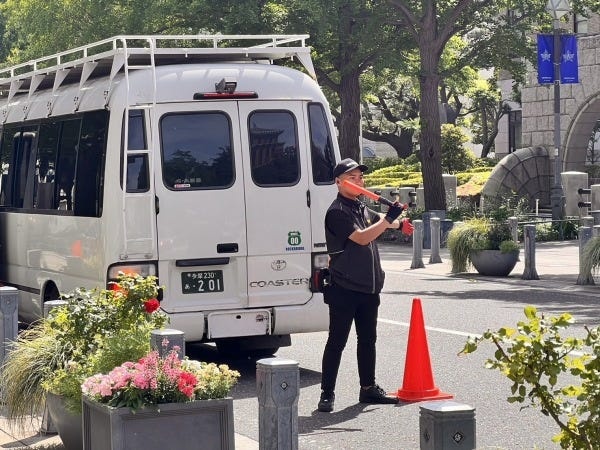 関係車両が駐車する際に一般車両を誘導する事も有ります