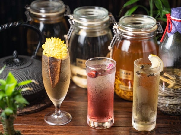 30種類以上のオリジナリティーあふれる薬酒をお客様に合わせてブレンドも致します。