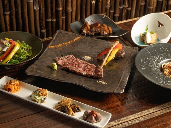 中華料理のとらわれず、世界各国の料理を薬膳に仕立てた独創的な料理を提供しております。