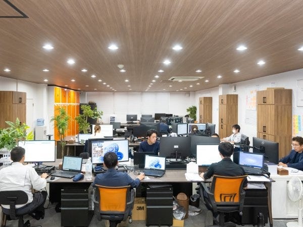 勤務いただく事務所になります。最近レイアウトや机なども一新いたしました！