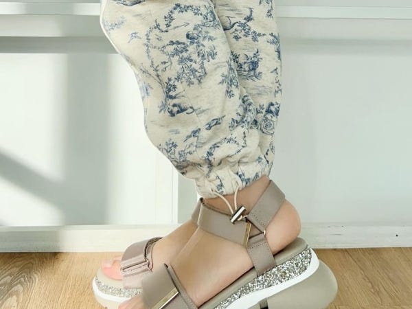 レディースシューズ販売スタッフ（土日祝のみ・交通費支給）