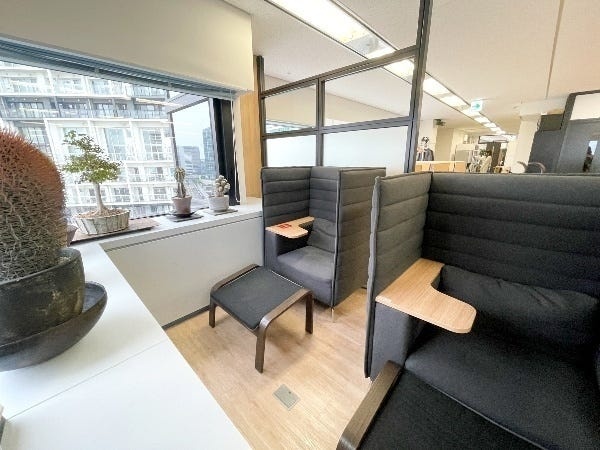 勤務いただくオフィスです。無料ドリンクサーバー、休憩、仮眠スペースも完備しています。