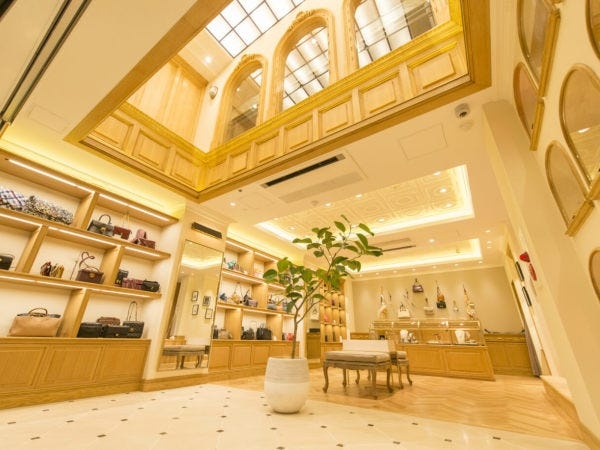 店内には様々なヴィンテージのブランド品が並んでいます。