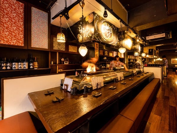 カウンター並ぶオープンキッチンです！