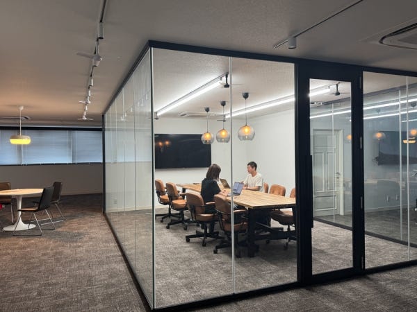 オフィス2階フロアはミーティングや休憩室とライブラリ、商品開発や企画の為のスペースも充実。