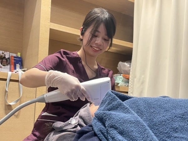 当院は、目周りのたるみ治療(HIFU)を中心とする自費診療を行っており、月に1回美容点滴が行えます。働きながら綺麗になれる職場です。