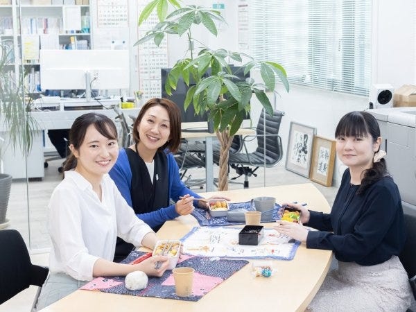 昼食は、みなさんとコミュニケーションをとる大事な時間です。周辺におしゃれなカフェもあります。